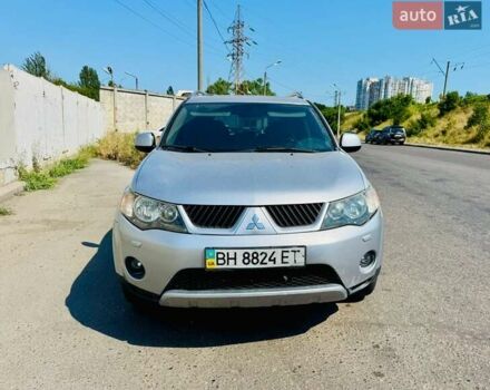 Серый Мицубиси Аутлендер, объемом двигателя 3 л и пробегом 188 тыс. км за 10000 $, фото 1 на Automoto.ua