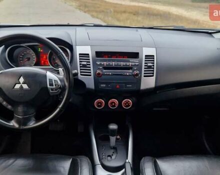 Серый Мицубиси Аутлендер, объемом двигателя 3 л и пробегом 197 тыс. км за 9500 $, фото 22 на Automoto.ua