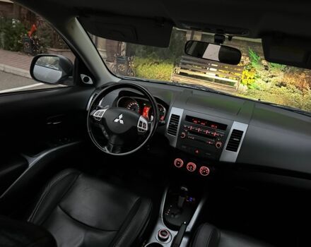 Серый Мицубиси Аутлендер, объемом двигателя 3 л и пробегом 129 тыс. км за 10500 $, фото 13 на Automoto.ua