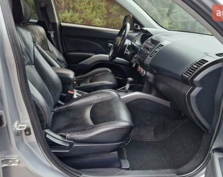 Серый Мицубиси Аутлендер, объемом двигателя 3 л и пробегом 197 тыс. км за 9500 $, фото 17 на Automoto.ua