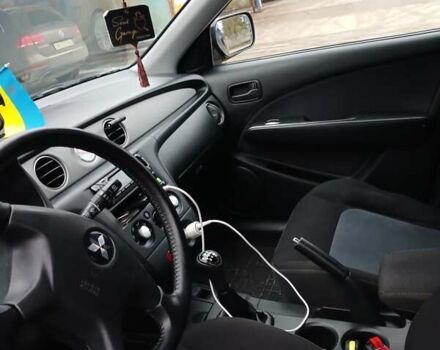 Сірий Міцубісі Аутлендер, об'ємом двигуна 2 л та пробігом 191 тис. км за 6500 $, фото 2 на Automoto.ua