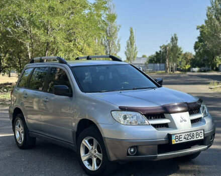 Серый Мицубиси Аутлендер, объемом двигателя 2 л и пробегом 270 тыс. км за 7999 $, фото 1 на Automoto.ua