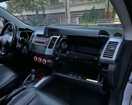 Серый Мицубиси Аутлендер, объемом двигателя 3 л и пробегом 129 тыс. км за 10500 $, фото 19 на Automoto.ua