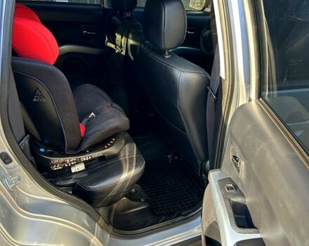 Серый Мицубиси Аутлендер, объемом двигателя 3 л и пробегом 182 тыс. км за 8600 $, фото 7 на Automoto.ua