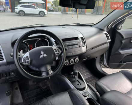 Серый Мицубиси Аутлендер, объемом двигателя 3 л и пробегом 277 тыс. км за 7999 $, фото 17 на Automoto.ua