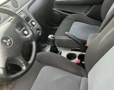 Сірий Міцубісі Аутлендер, об'ємом двигуна 2 л та пробігом 280 тис. км за 7200 $, фото 3 на Automoto.ua