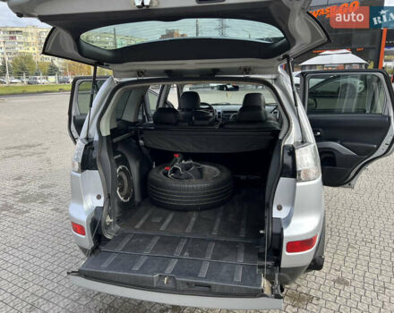 Серый Мицубиси Аутлендер, объемом двигателя 3 л и пробегом 277 тыс. км за 7999 $, фото 16 на Automoto.ua