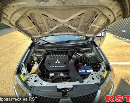 Серый Мицубиси Аутлендер, объемом двигателя 3 л и пробегом 182 тыс. км за 8600 $, фото 11 на Automoto.ua