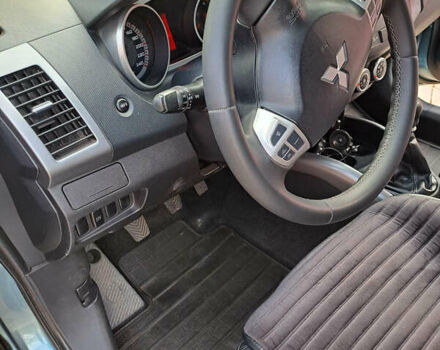 Серый Мицубиси Аутлендер, объемом двигателя 2 л и пробегом 230 тыс. км за 9500 $, фото 4 на Automoto.ua