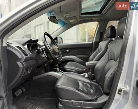 Сірий Міцубісі Аутлендер, об'ємом двигуна 3 л та пробігом 195 тис. км за 9999 $, фото 14 на Automoto.ua