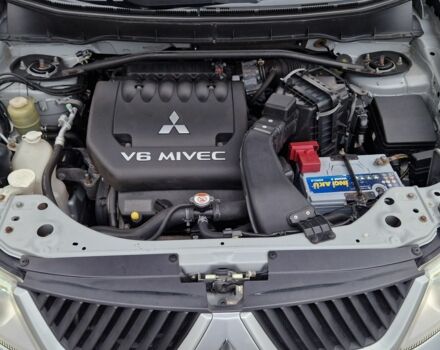 Серый Мицубиси Аутлендер, объемом двигателя 3 л и пробегом 197 тыс. км за 9500 $, фото 22 на Automoto.ua