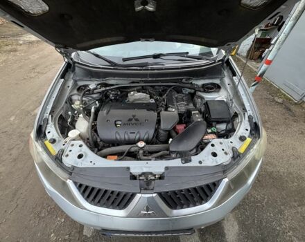 Серый Мицубиси Аутлендер, объемом двигателя 2.4 л и пробегом 330 тыс. км за 9000 $, фото 1 на Automoto.ua