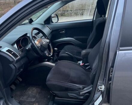 Серый Мицубиси Аутлендер, объемом двигателя 2 л и пробегом 258 тыс. км за 5000 $, фото 4 на Automoto.ua