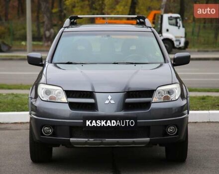 Серый Мицубиси Аутлендер, объемом двигателя 0 л и пробегом 240 тыс. км за 7200 $, фото 1 на Automoto.ua