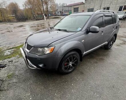 Серый Мицубиси Аутлендер, объемом двигателя 2 л и пробегом 260 тыс. км за 8400 $, фото 1 на Automoto.ua