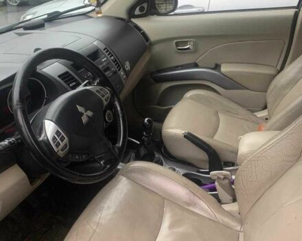 Серый Мицубиси Аутлендер, объемом двигателя 2 л и пробегом 250 тыс. км за 6000 $, фото 5 на Automoto.ua