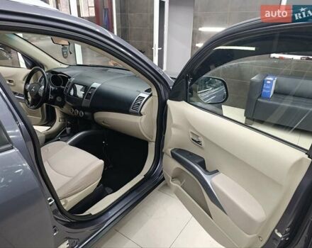 Сірий Міцубісі Аутлендер, об'ємом двигуна 2.36 л та пробігом 214 тис. км за 8500 $, фото 10 на Automoto.ua