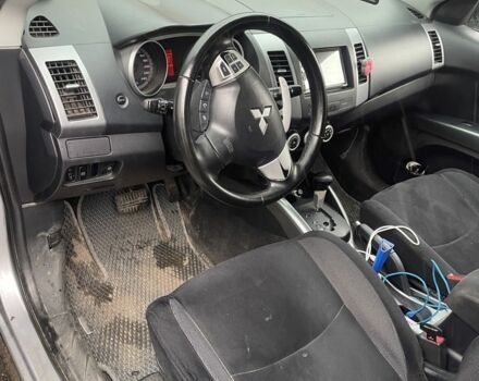 Серый Мицубиси Аутлендер, объемом двигателя 0 л и пробегом 319 тыс. км за 6900 $, фото 4 на Automoto.ua