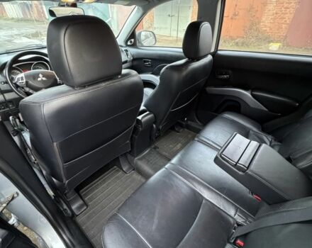 Серый Мицубиси Аутлендер, объемом двигателя 2.4 л и пробегом 330 тыс. км за 9000 $, фото 3 на Automoto.ua