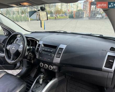 Серый Мицубиси Аутлендер, объемом двигателя 3 л и пробегом 277 тыс. км за 7999 $, фото 14 на Automoto.ua