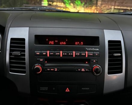 Серый Мицубиси Аутлендер, объемом двигателя 3 л и пробегом 129 тыс. км за 10500 $, фото 16 на Automoto.ua