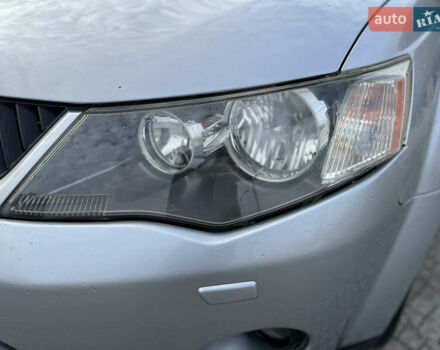 Серый Мицубиси Аутлендер, объемом двигателя 3 л и пробегом 277 тыс. км за 7999 $, фото 5 на Automoto.ua