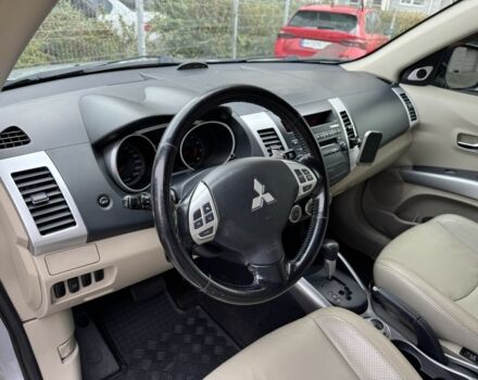 Серый Мицубиси Аутлендер, объемом двигателя 3 л и пробегом 175 тыс. км за 8500 $, фото 15 на Automoto.ua