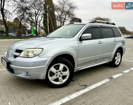 Серый Мицубиси Аутлендер, объемом двигателя 2 л и пробегом 209 тыс. км за 7200 $, фото 2 на Automoto.ua