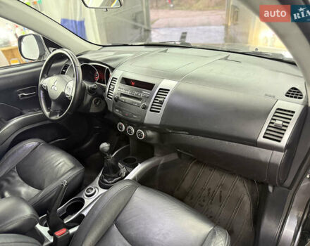 Сірий Міцубісі Аутлендер, об'ємом двигуна 2 л та пробігом 235 тис. км за 8950 $, фото 26 на Automoto.ua