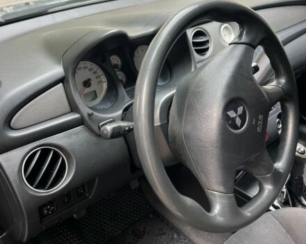 Серый Мицубиси Аутлендер, объемом двигателя 2 л и пробегом 237 тыс. км за 6000 $, фото 5 на Automoto.ua