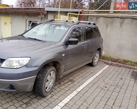 Серый Мицубиси Аутлендер, объемом двигателя 2 л и пробегом 300 тыс. км за 6000 $, фото 1 на Automoto.ua