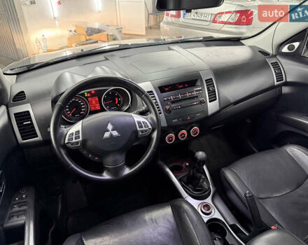 Сірий Міцубісі Аутлендер, об'ємом двигуна 2 л та пробігом 235 тис. км за 8950 $, фото 38 на Automoto.ua