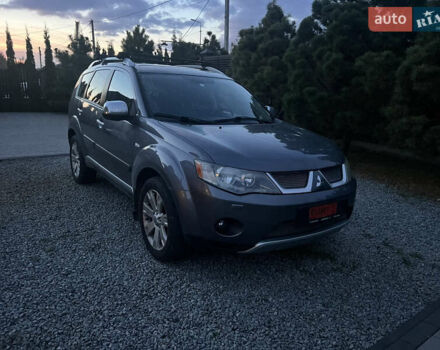 Серый Мицубиси Аутлендер, объемом двигателя 2 л и пробегом 235 тыс. км за 9000 $, фото 2 на Automoto.ua