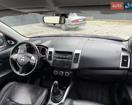 Сірий Міцубісі Аутлендер, об'ємом двигуна 2 л та пробігом 237 тис. км за 8999 $, фото 45 на Automoto.ua