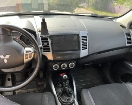 Серый Мицубиси Аутлендер, объемом двигателя 2 л и пробегом 330 тыс. км за 4000 $, фото 3 на Automoto.ua