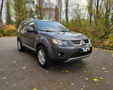 Серый Мицубиси Аутлендер, объемом двигателя 2 л и пробегом 400 тыс. км за 4700 $, фото 1 на Automoto.ua