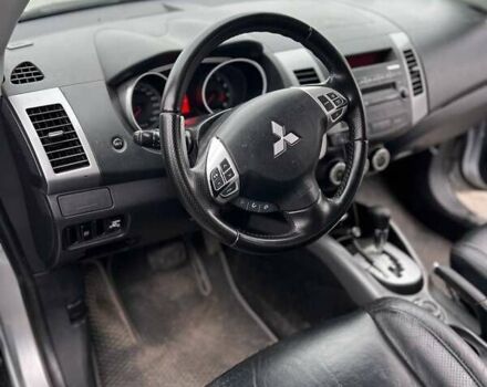 Серый Мицубиси Аутлендер, объемом двигателя 2.36 л и пробегом 285 тыс. км за 8500 $, фото 4 на Automoto.ua