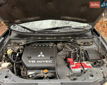Сірий Міцубісі Аутлендер, об'ємом двигуна 3 л та пробігом 209 тис. км за 9800 $, фото 49 на Automoto.ua