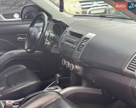 Серый Мицубиси Аутлендер, объемом двигателя 2.36 л и пробегом 237 тыс. км за 8900 $, фото 4 на Automoto.ua