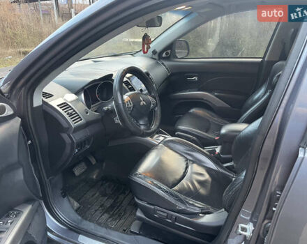 Серый Мицубиси Аутлендер, объемом двигателя 3 л и пробегом 294 тыс. км за 8200 $, фото 9 на Automoto.ua