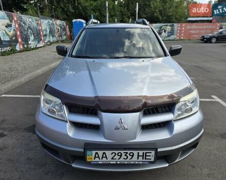 Серый Мицубиси Аутлендер, объемом двигателя 2 л и пробегом 151 тыс. км за 7500 $, фото 1 на Automoto.ua