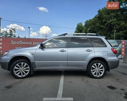 Серый Мицубиси Аутлендер, объемом двигателя 2 л и пробегом 151 тыс. км за 7500 $, фото 2 на Automoto.ua