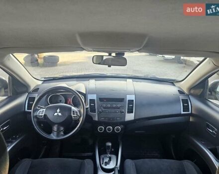 Серый Мицубиси Аутлендер, объемом двигателя 2.4 л и пробегом 235 тыс. км за 8900 $, фото 1 на Automoto.ua