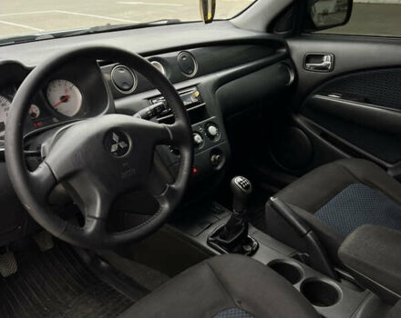 Серый Мицубиси Аутлендер, объемом двигателя 2 л и пробегом 209 тыс. км за 7200 $, фото 12 на Automoto.ua