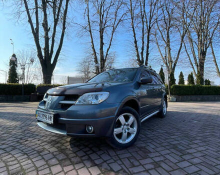 Серый Мицубиси Аутлендер, объемом двигателя 2 л и пробегом 250 тыс. км за 5400 $, фото 1 на Automoto.ua