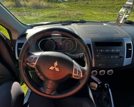 Серый Мицубиси Аутлендер, объемом двигателя 2 л и пробегом 330 тыс. км за 3500 $, фото 4 на Automoto.ua