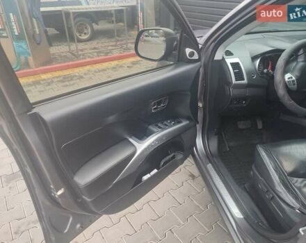 Серый Мицубиси Аутлендер, объемом двигателя 2.4 л и пробегом 290 тыс. км за 8000 $, фото 1 на Automoto.ua