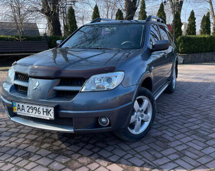 Серый Мицубиси Аутлендер, объемом двигателя 2 л и пробегом 250 тыс. км за 5400 $, фото 4 на Automoto.ua