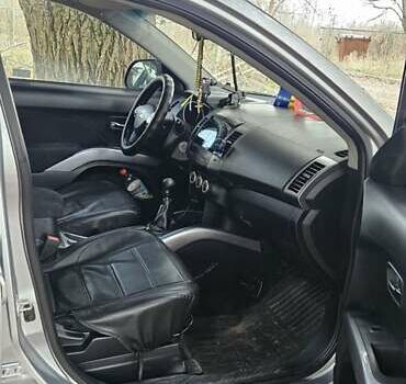 Серый Мицубиси Аутлендер, объемом двигателя 2.2 л и пробегом 280 тыс. км за 5300 $, фото 6 на Automoto.ua