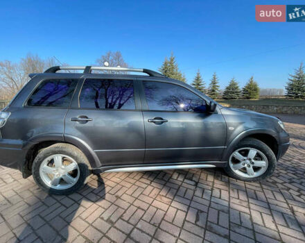 Серый Мицубиси Аутлендер, объемом двигателя 2 л и пробегом 250 тыс. км за 5400 $, фото 2 на Automoto.ua